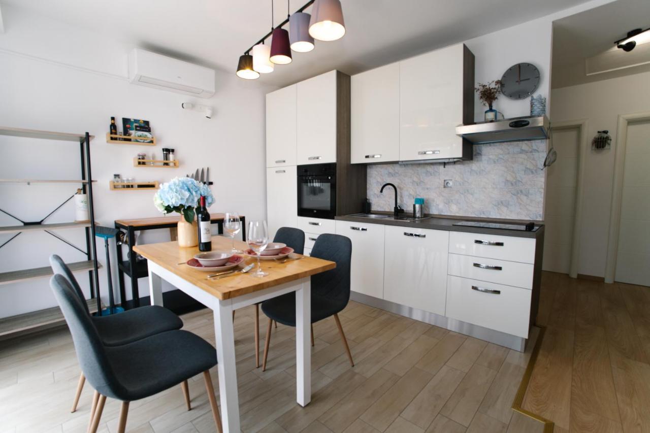 Sunny Apartment For 2 Murter Exteriér fotografie