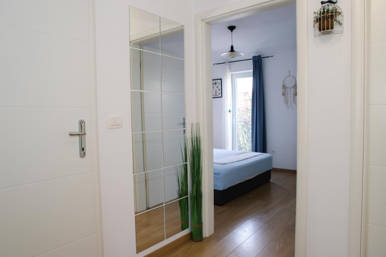 Sunny Apartment For 2 Murter Exteriér fotografie